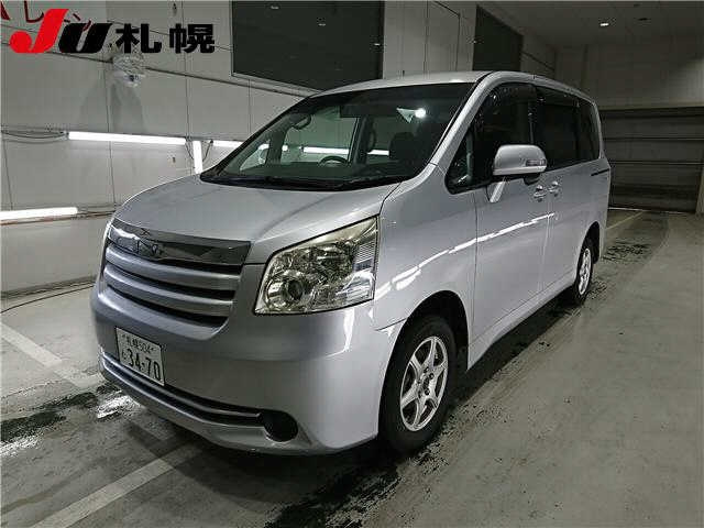 TOYOTA NOAH 2010