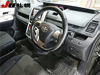 TOYOTA VOXY 2010