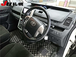 TOYOTA VOXY 2010