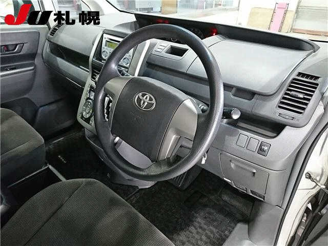 TOYOTA NOAH 2010
