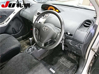 TOYOTA VITZ 2010