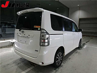 TOYOTA VOXY 2010