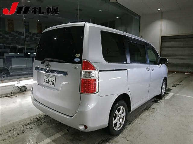 TOYOTA NOAH 2010