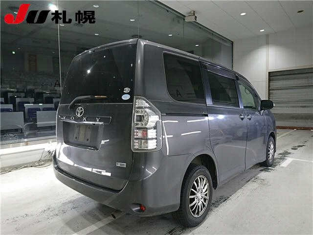 TOYOTA VOXY 2010