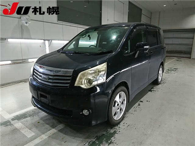 TOYOTA NOAH 2010
