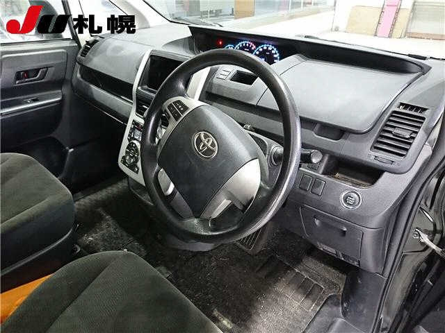 TOYOTA NOAH 2010