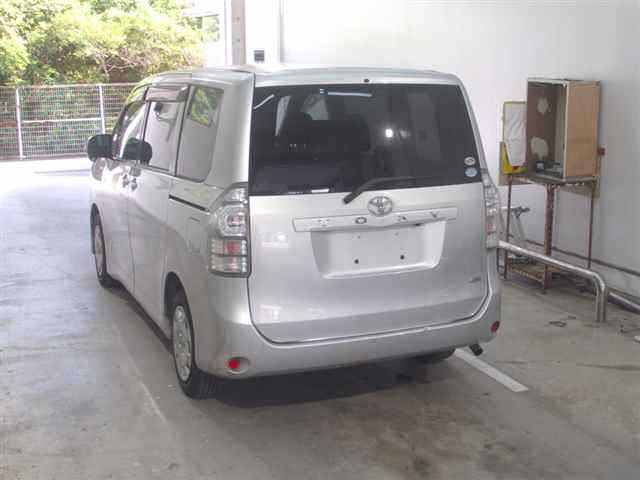 TOYOTA VOXY 2010