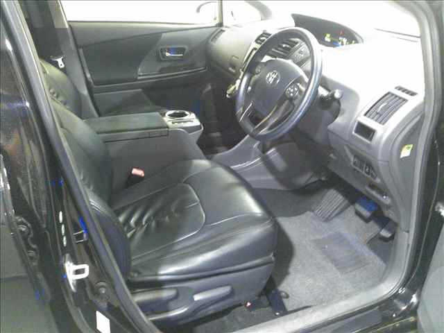 TOYOTA PRIUS ALPHA 2013