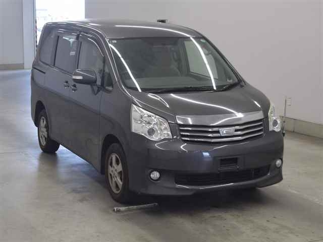 TOYOTA NOAH 2013