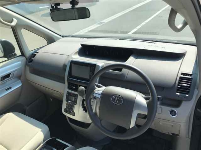 TOYOTA NOAH 2013