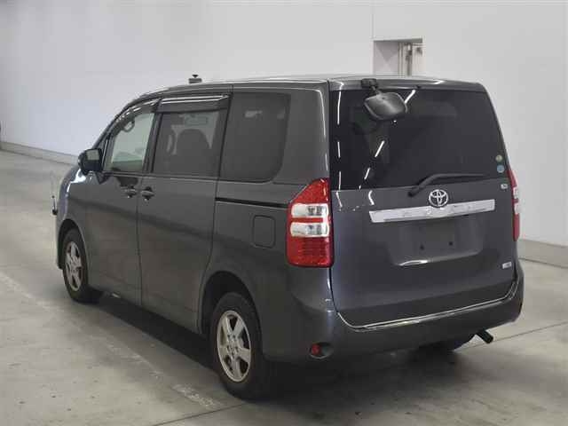TOYOTA NOAH 2013