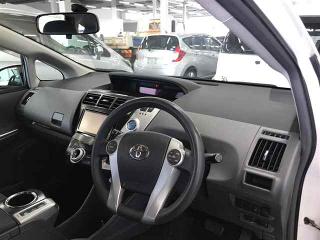 TOYOTA PRIUS ALPHA 2011