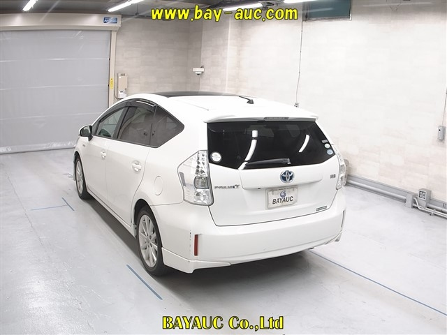 TOYOTA PRIUS ALPHA 2011