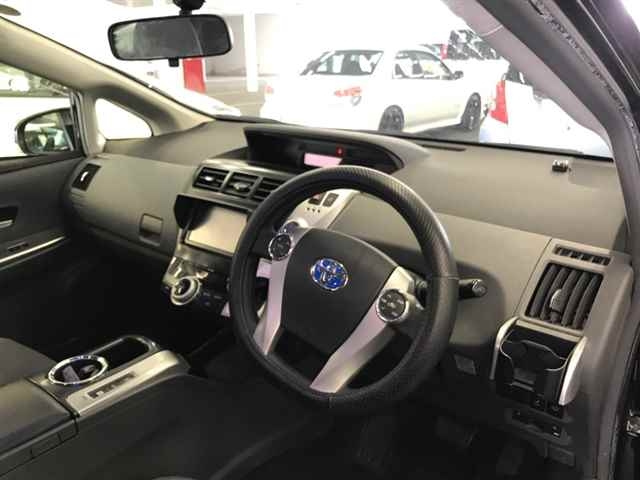 TOYOTA PRIUS ALPHA 2013