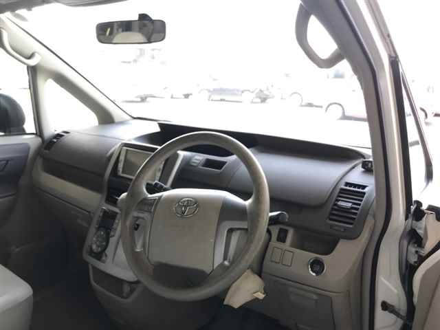 TOYOTA NOAH 2009