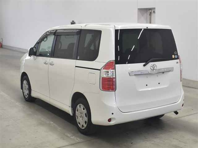 TOYOTA NOAH 2009