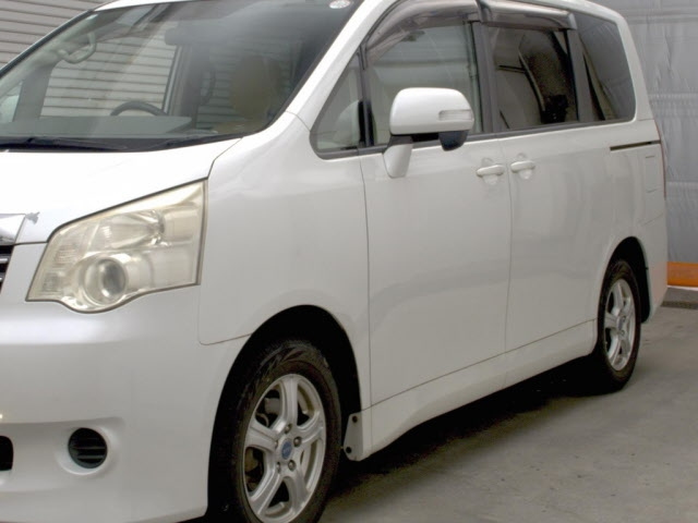 TOYOTA NOAH 2010