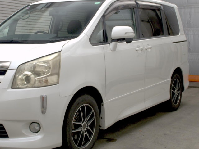 TOYOTA NOAH 2008