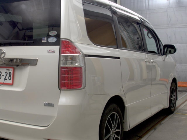 TOYOTA NOAH 2008