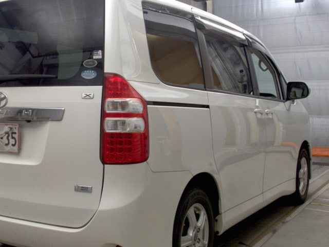 TOYOTA NOAH 2010