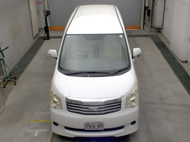 TOYOTA NOAH 2010