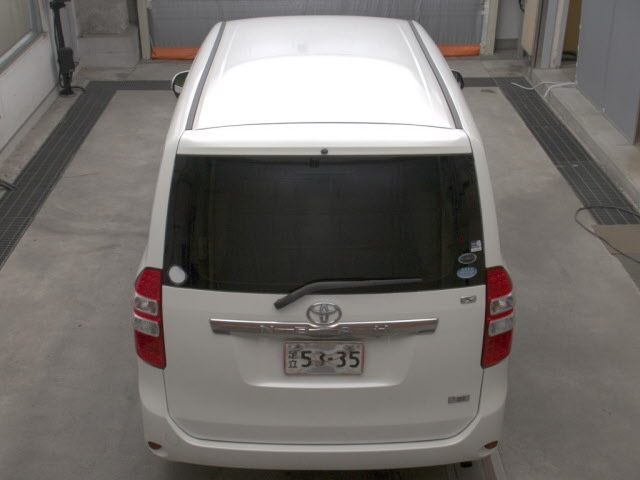 TOYOTA NOAH 2010