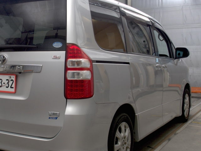 TOYOTA NOAH 2010