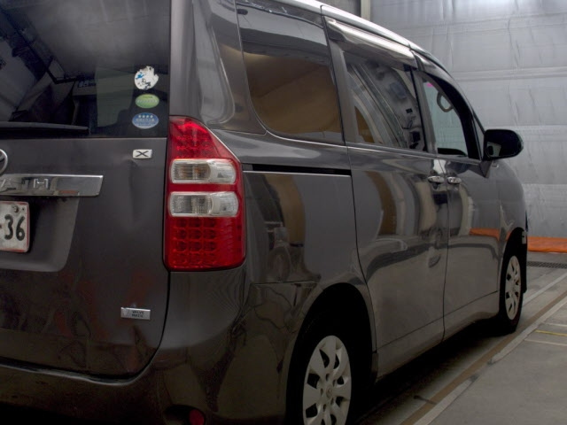 TOYOTA NOAH 2013