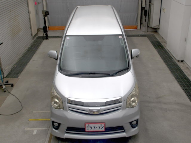 TOYOTA NOAH 2010