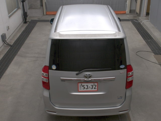TOYOTA NOAH 2010