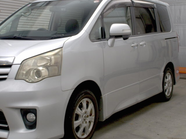 TOYOTA NOAH 2010