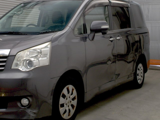 TOYOTA NOAH 2013