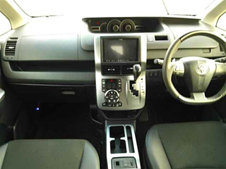 TOYOTA VOXY 2013
