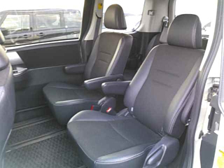 TOYOTA VOXY 2013