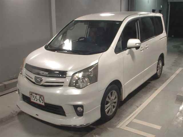 TOYOTA NOAH 2011