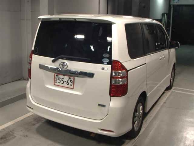 TOYOTA NOAH 2011