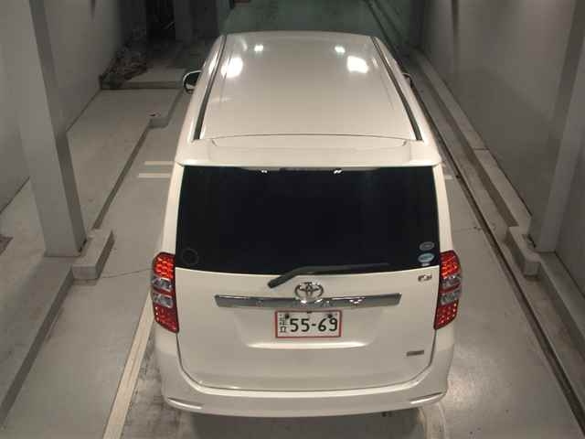TOYOTA NOAH 2011