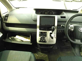 TOYOTA NOAH 2011