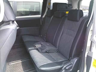 TOYOTA NOAH 2011
