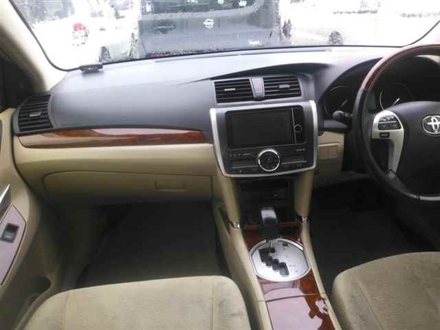 TOYOTA PREMIO 2013