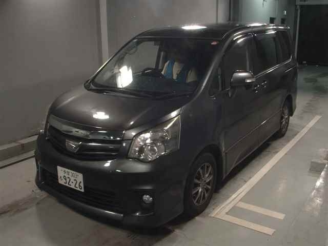 TOYOTA NOAH 2011