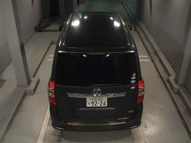 TOYOTA NOAH 2011