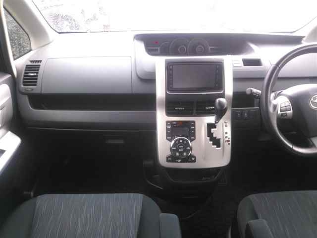 TOYOTA NOAH 2011
