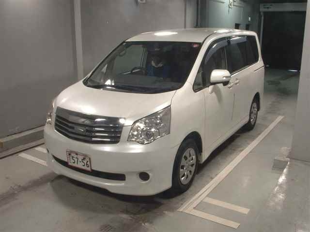 TOYOTA NOAH 2013