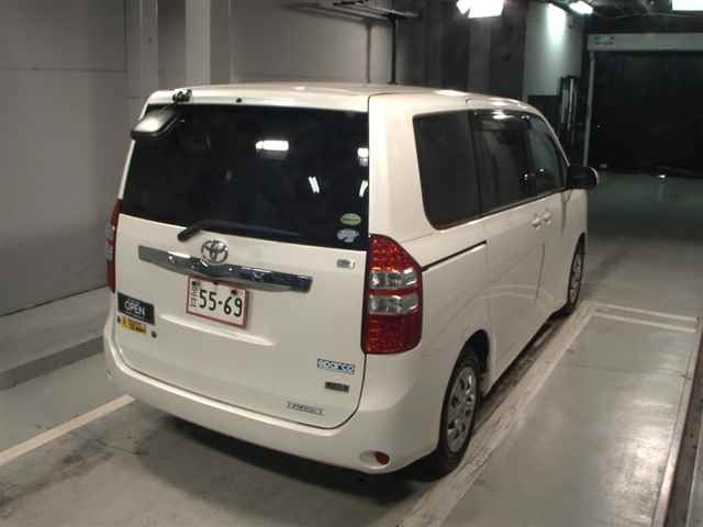 TOYOTA NOAH 2013