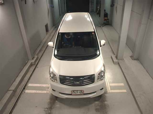 TOYOTA NOAH 2013