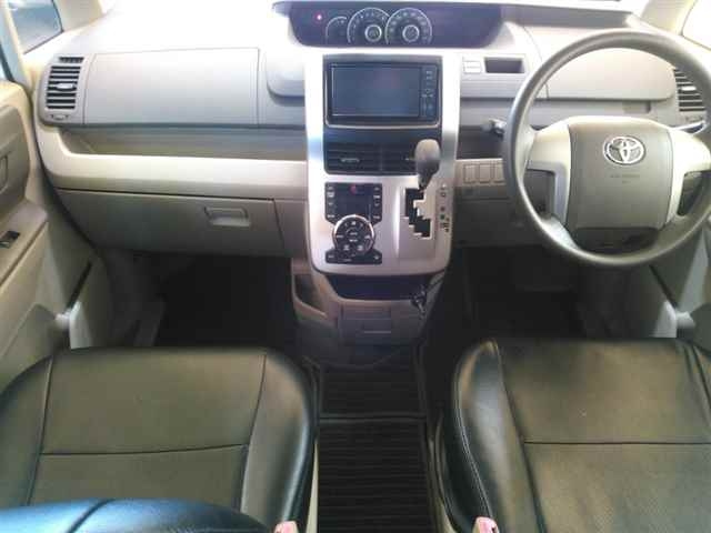 TOYOTA NOAH 2013