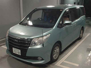 TOYOTA NOAH 2014