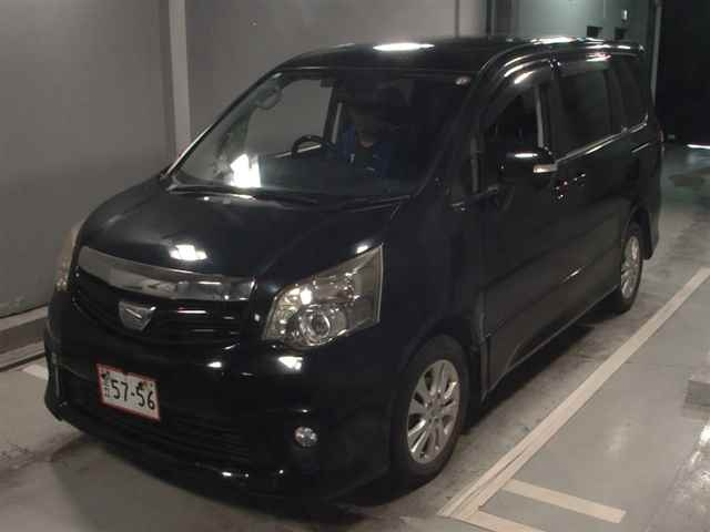 TOYOTA NOAH 2010