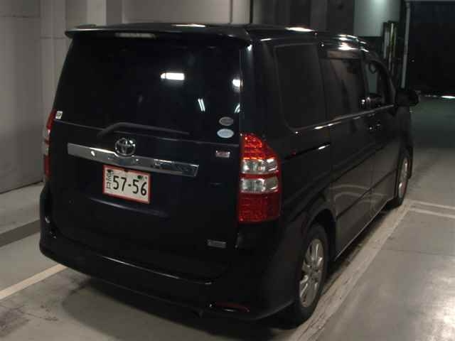 TOYOTA NOAH 2010